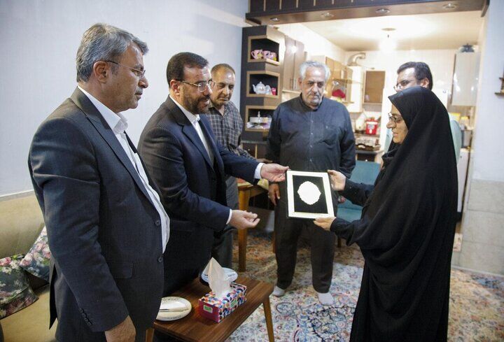 دیدار صمیمانه استاندار فارس با خانواده شهدای دفاع مقدس ۱۲ روزه