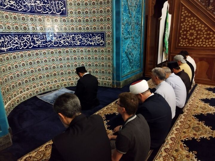 وزیر فرهنگ، نماز را با مسلمانان سن‌پترزبورگ اقامه کرد