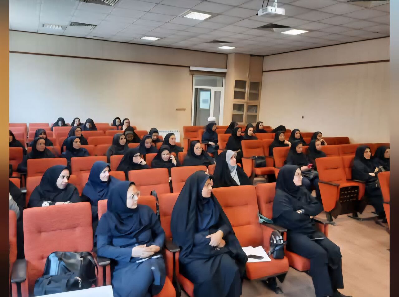 کارگاه آموزشی «زنان و شادی‌های زندگی» ویژه بانوان شاغل در صنعت آب و برق استان مرکزی برگزار شد