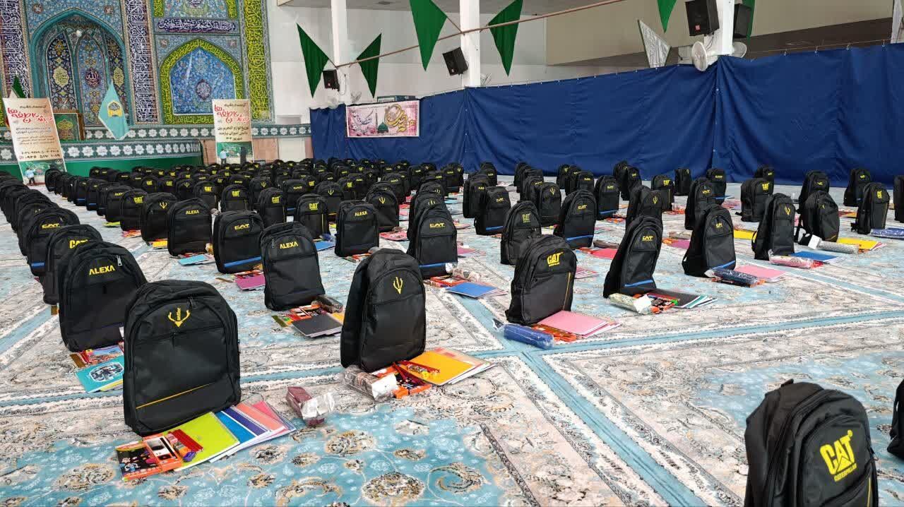 توزیع ۵۰۰ بسته لوازم‌التحریر در بین دانش‌آموزان نیازمند آران و بیدگل در آستانه سال تحصیلی