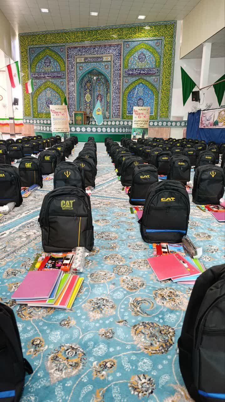 توزیع ۵۰۰ بسته لوازمالتحریر در بین دانشآموزان نیازمند آران و بیدگل در آستانه سال تحصیلی