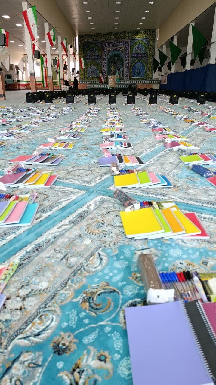 توزیع ۵۰۰ بسته لوازم‌التحریر در بین دانش‌آموزان نیازمند آران و بیدگل در آستانه سال تحصیلی