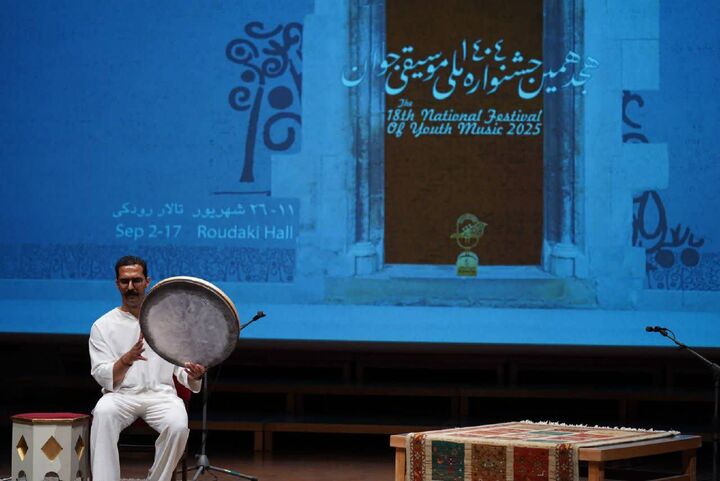 کارگاه دف‌نوازی شرکت‌کنندگان جشنواره با فرزاد عندلیبی