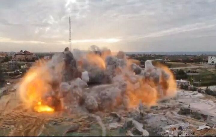 لحظه منفجر کردن دانشگاه اسلامی غزه توسط صهیونیستها