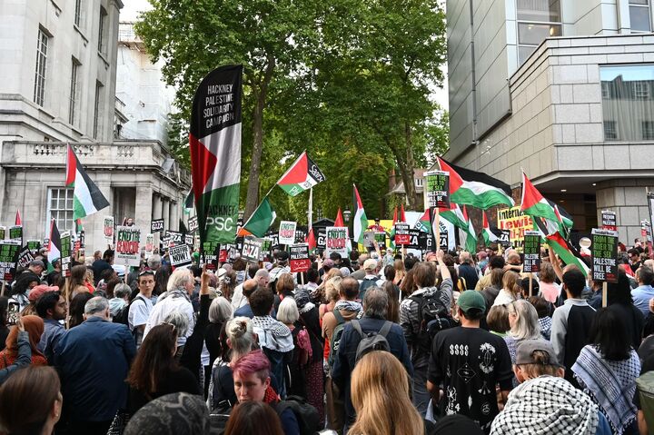 حضور حامیان فلسطین اطراف ورزشگاه اتحاد لندن