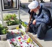 حضور آیت‌الله رشاد بر مزار شهدای جنگ تحمیلی ۱۲ روزه