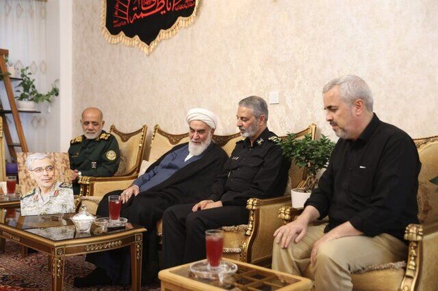 دیدار سرلشکر موسوی با خانواده فرماندهان شهید جنگ تحمیلی ۱۲ روزه