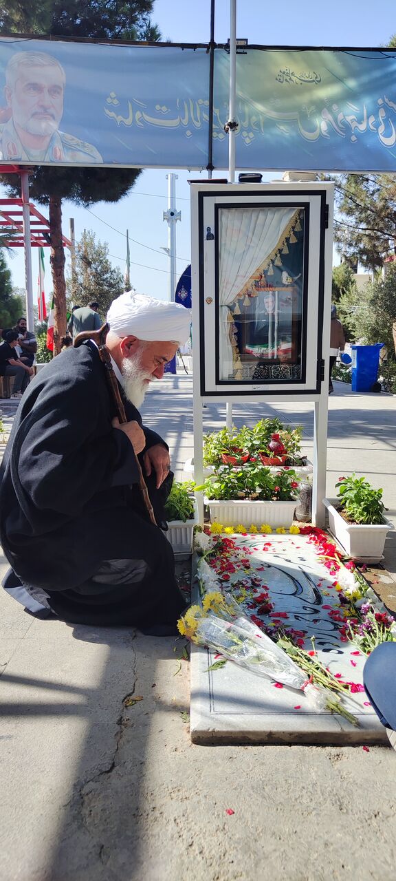 حضور آیت‌الله رشاد بر مزار شهدای جنگ تحمیلی ۱۲ روزه