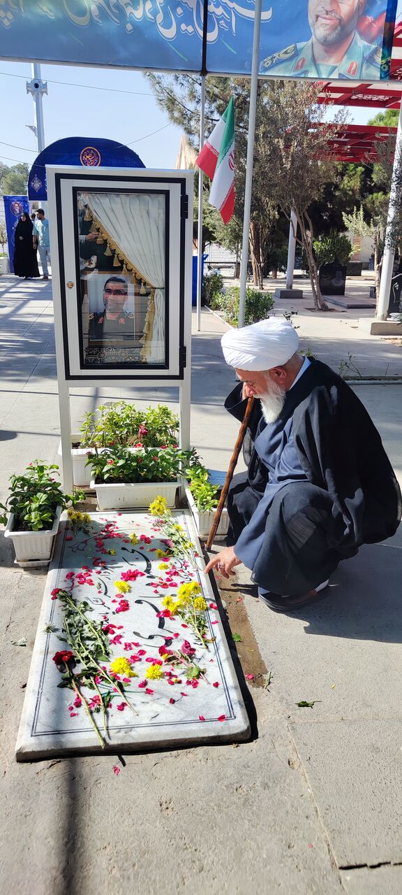 حضور آیتالله رشاد بر مزار شهدای جنگ تحمیلی ۱۲ روزه