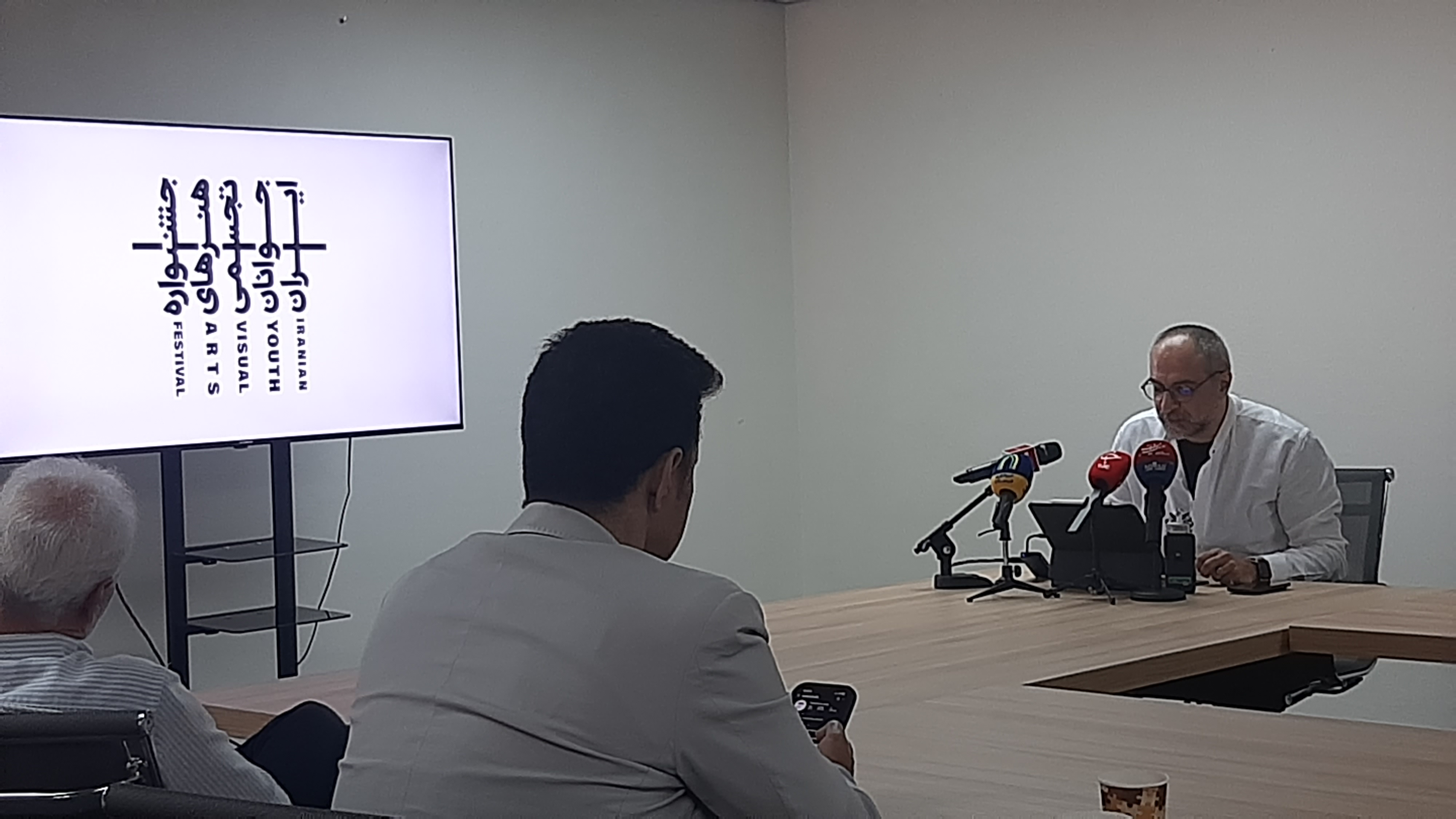 رونمایی از پوستر سی و دومین جشنواره هنرهای تجسمی جوانان با نگاهی نو به هویت شهری