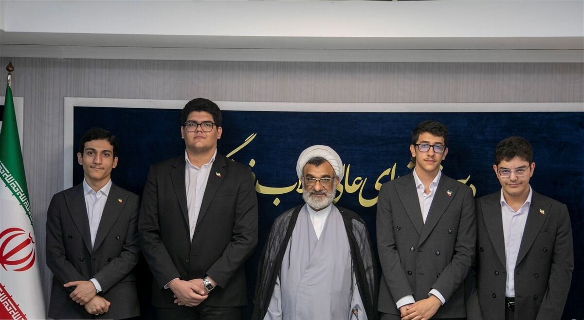 دعوت دبیر شورای عالی انقلاب فرهنگی از نخبگان برای رفع معضل مهاجرت