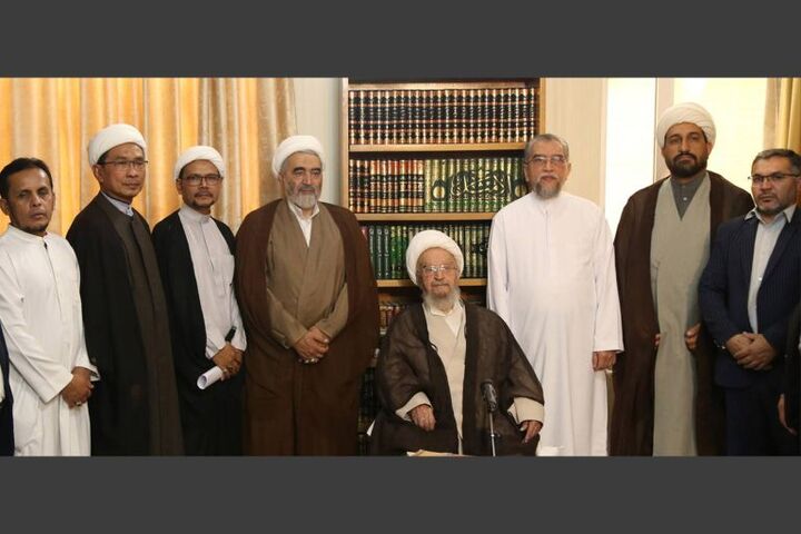 دیدار مترجمان تایلندی تفسیر نمونه با آیت الله العظمی مکارم شیرازی