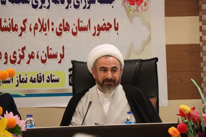 اقامه نماز، راهکار کاهش ناهنجاری‌ها