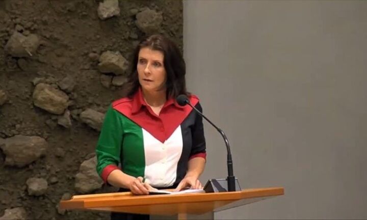 نماینده مجلس هلند با پوشیدن پرچم فلسطین در پارلمان، جنجال گسترده‌ای به پا کرد