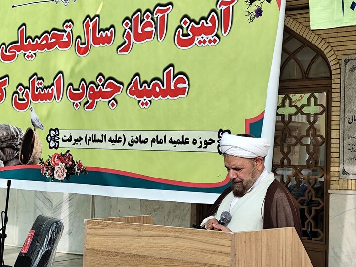 طلاب حوزه‌های علمیه جایگاه علمی کشور را ارتقا دهند