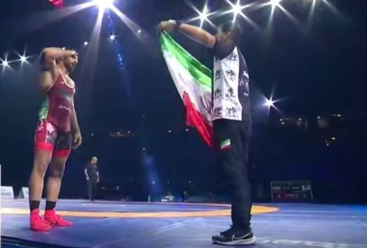 احترام نظامی و تعظیم «ساروی» به پرچم مقدس ایران پس از کسب طلای قهرمانی جهان