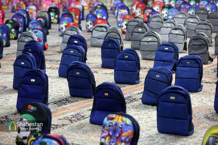 اهدای ۱۷۰۰ بسته لوازم‌التحریر به دانش‌آموزان کم‌برخوردار در قم