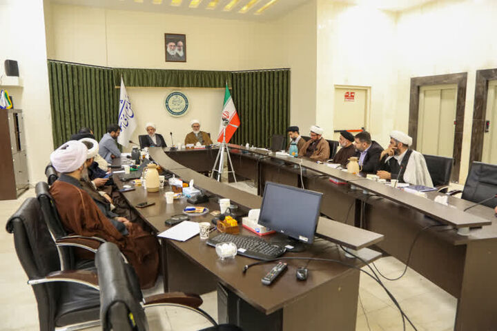 نظام از ظرفیت حوزه‌های علمیه در حل مسائل کشور استفاده کند