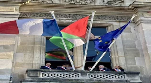 برافراشتن پرچم فلسطین برفراز ساختمان شهرداری سن دنی در پاریس فرانسه