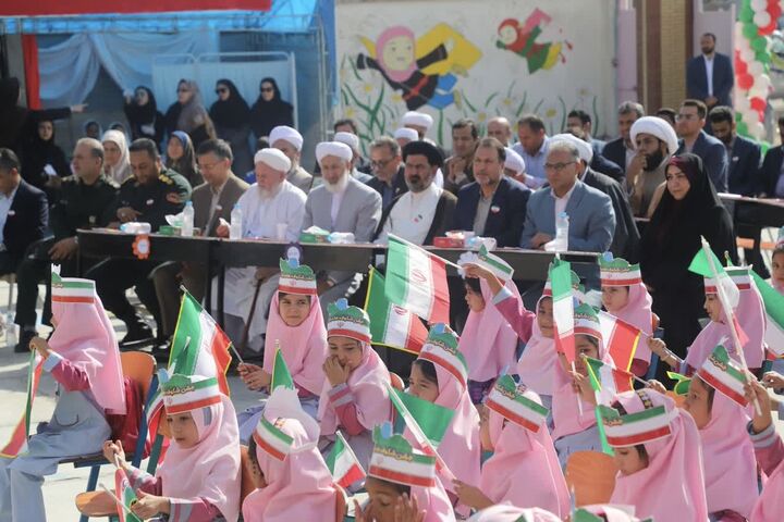 همدلی مسئولان با دانش‌آموزان در جشن شکوفه‌ها؛ نشستن بر نیمکت‌های مدرسه به جای صندلی‌های ویژه