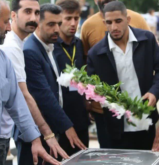 ادای احترام قهرمان جهان «رحمان عموزاد» به شهدای گمنام