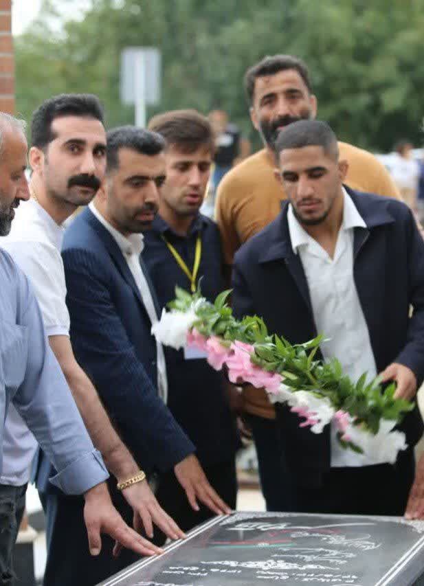ادای احترام قهرمان جهان رحمان عموزاد به شهدای گمنام