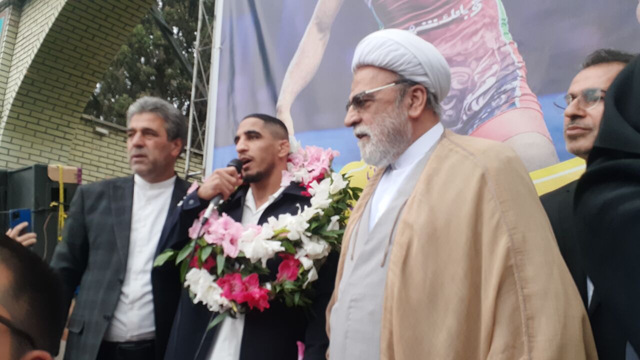 ادای احترام قهرمان جهان رحمان عموزاد به شهدای گمنام