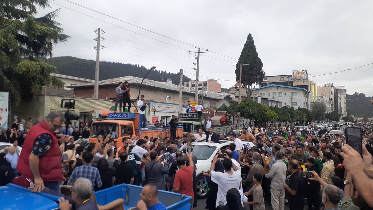 ادای احترام قهرمان جهان رحمان عموزاد به شهدای گمنام