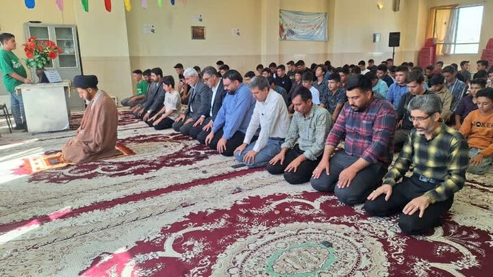 معلمان با حضور در نماز جماعت الگوسازی کنند