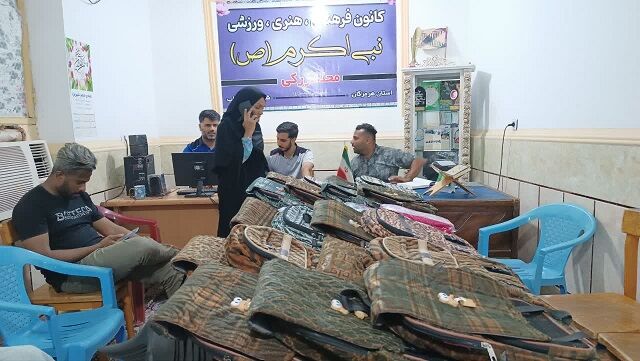 لبخند دانش آموزان کم برخوردار محله زرکی با «ماه مهربانی» بچه های مسجد