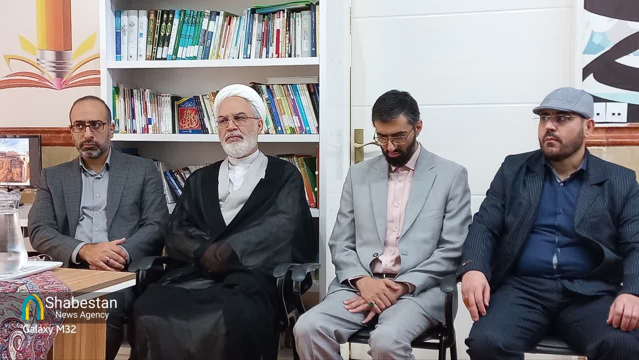 تحصیل با تهذیب و دشمن‌شناسی، اثرگذار می‌شود/ نماز را با هیچ چیز عوض نکنید