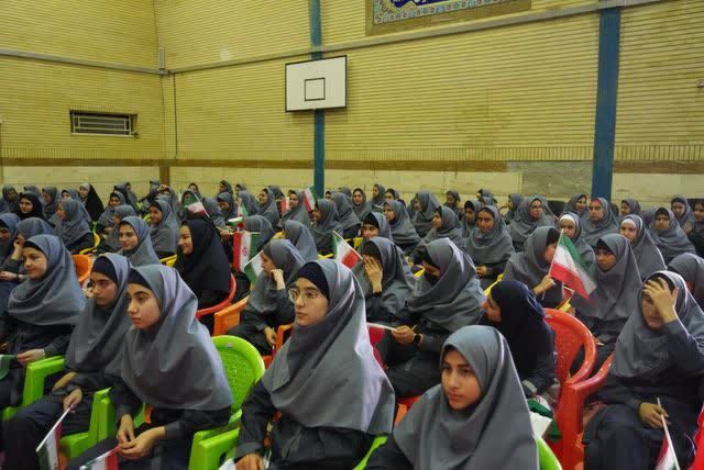 آینده کشور در دست دانش‌آموزان است