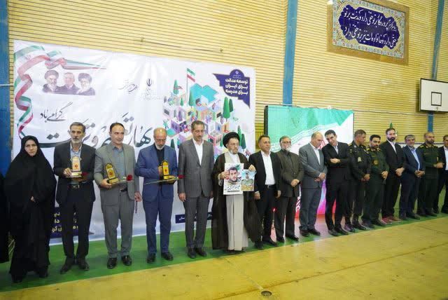 آینده کشور در دست دانش‌آموزان است