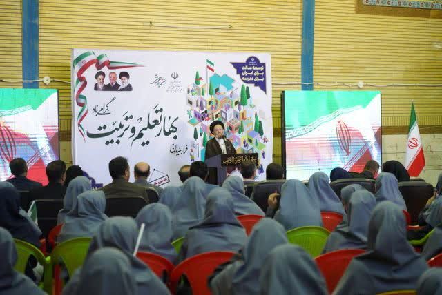 آینده کشور در دست دانش‌آموزان است