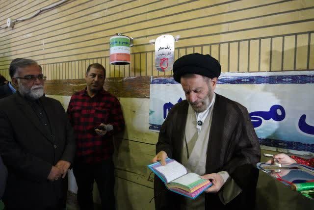 آینده کشور در دست دانش‌آموزان است