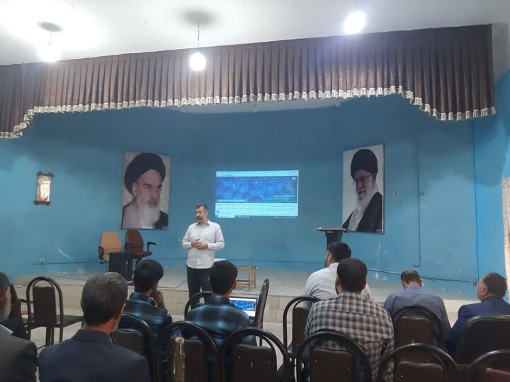 نشست آموزشی و توجیهی مدیران کانون‌های فرهنگی هنری رومشکان برگزار شد