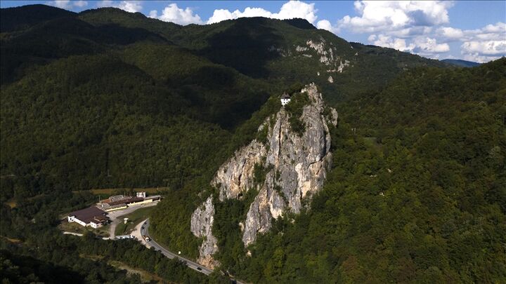 مسجد «معلق در آسمان»؛ جاذبه‌ای بوسنیایی