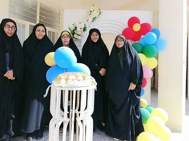 گرامیداشت هفته دفاع مقدس در روستای طارم/تجلیل از شهدا، همدلی با دانش‌آموزان