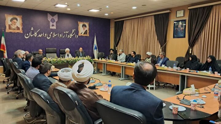 ضرورت نشاط‌آفرینی در کلاس‌های معارف؛ هم‌اندیشی اساتید دانشگاه آزاد کاشان برای مقابله با تهاجم فرهنگی