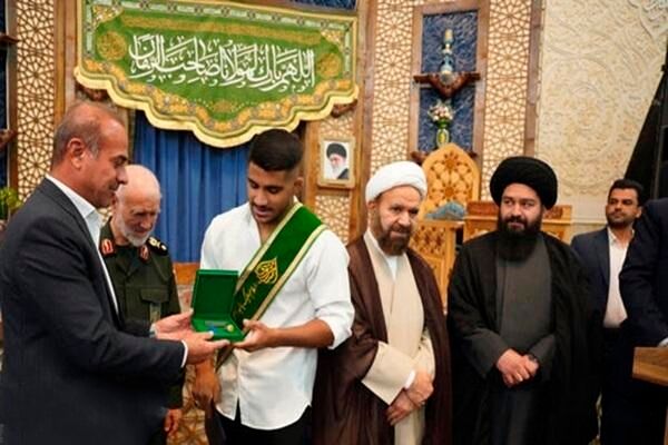 «فرخی» قهرمان کشتی جهان، خادم افتخاری حرم شاهچراغ علیه‌السلام شد