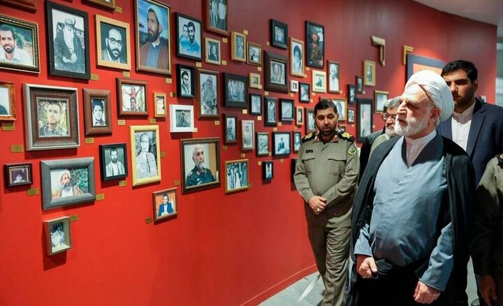 بازدید رییس دستگاه قضا از موزه ملی دفاع مقدس/ اعطای لباس و کارت روایتگری به اژه‌ای