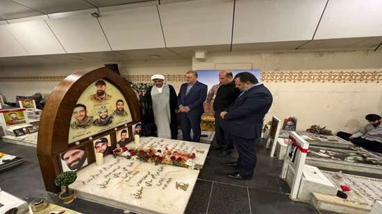 حضور اوحدی در سالگرد شهادت شهید نصرالله در بیروت/ نثار گل بر مزار سید مقاومت