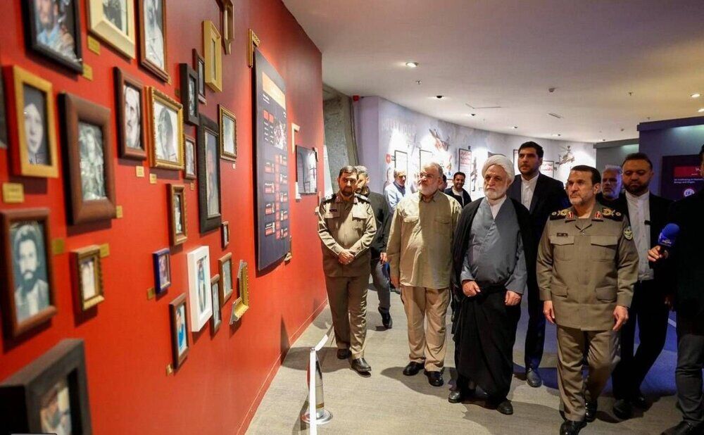 بازدید رییس دستگاه قضا از موزه ملی دفاع مقدس/ اعطای لباس و کارت روایتگری به اژهای
