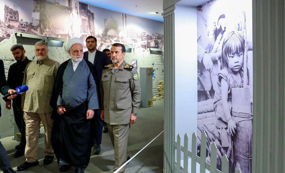 بازدید رییس دستگاه قضا از موزه ملی دفاع مقدس/ اعطای لباس و کارت روایتگری به اژهای