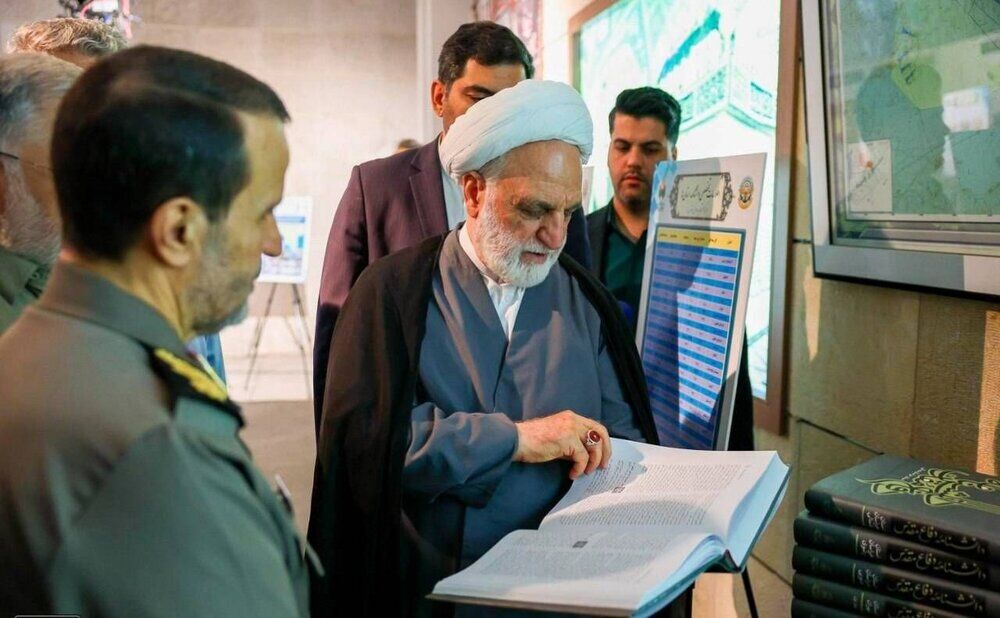 بازدید رییس دستگاه قضا از موزه ملی دفاع مقدس/ اعطای لباس و کارت روایتگری به اژه‌ای