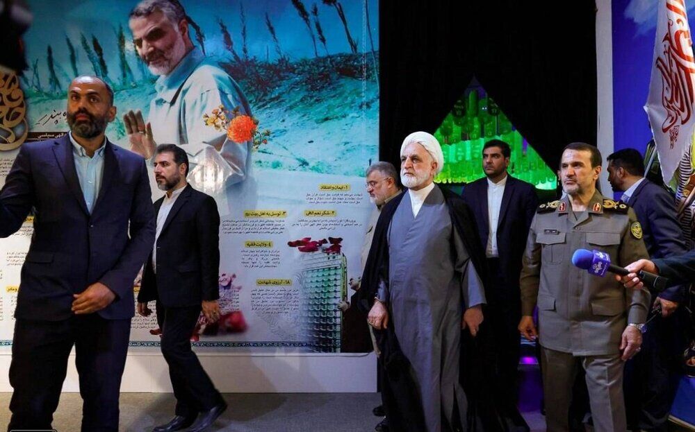 بازدید رییس دستگاه قضا از موزه ملی دفاع مقدس/ اعطای لباس و کارت روایتگری به اژه‌ای