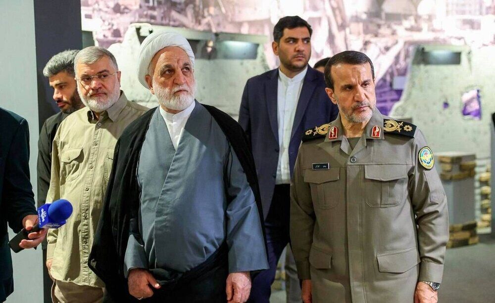 بازدید رییس دستگاه قضا از موزه ملی دفاع مقدس/ اعطای لباس و کارت روایتگری به اژهای