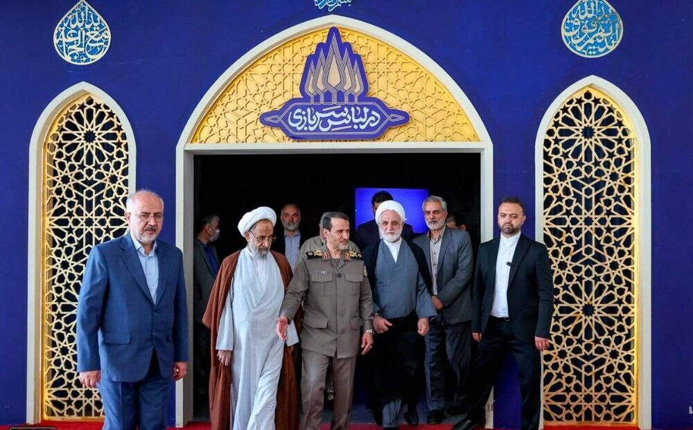 بازدید رییس دستگاه قضا از موزه ملی دفاع مقدس/ اعطای لباس و کارت روایتگری به اژه‌ای