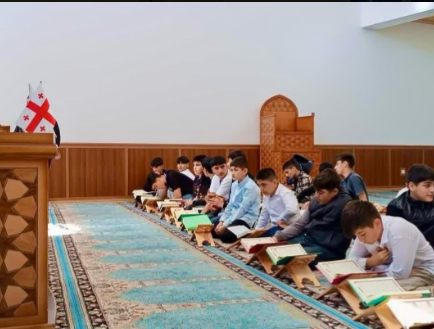 تحصیل بیش از ۷۰۰ دانش‌آموز در ۵۰ دوره قرآن اداره کل مسلمانان گرجستان+ عکس