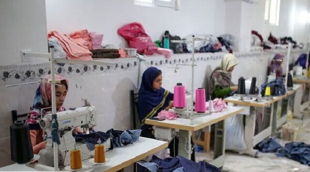 راه‌اندازی ۱۳ کارگاه خیاطی در بندرعباس/اشتغال‌زایی برای ۸۰ بانوی هرمزگانی در هفته دفاع مقدس